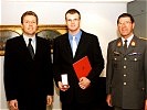 (v.l.n.r.) Verteidigungsminister Herbert Scheibner, Gefreiter Roberto Schalko, Oberst Johann Ebner.