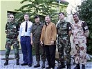 Harry Prünster mit Teilnehmern des internationalen Militärpolizeikurses.