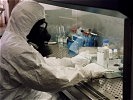 Untersuchung des verdächtigen Pulvers im chemischen Labor des Amtes für Wehrtechnik.