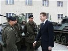 Minister Scheibner sucht das Gespräch mit den Soldaten.