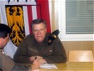 Brigadier Segur im Interview mit Hauptmann Bischinger.