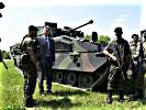 Verteidigungsminister Herbert Scheibner im Gespräch mit Soldaten
