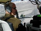 Brigadier Loidolt beim Inspektionsflug über die Kaschmir-Region.