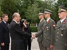 Bundespräsident Klestil und Verteidigungsminister Scheibner gratulieren den Leutnanten.