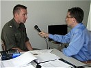 Das Radiointerview. Tele Ostschweiz-Chefredakteur Patrick Senn mit seinem Gesprächspartner Vizeleutnant Ehling.