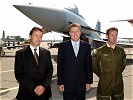 Kooperationsabkommen vor leistungsstarkem Hintergrund (Eurofighter) abgeschlossen. Im Bild (v.l.n.r): AUA-Chef Soerensen, Verteidigungsminister Scheibner und Draken-Pilot Oberleutnant Springer. 