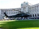 Landung eines "Black Hawk" vor der Hofburg.