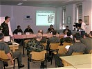 Der Kosovo-Einsatz als Szenario für die Übung am grünen Tisch. Übungs-Pressekonferenz einer multinationalen Brigade.