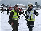 Major Bernert (l.) koordiniert den Einsatz mit Feuerwehrkommandant Walter Gmeiner.