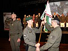 Brigadier Starlinger übergibt mit dem Feldzeichen symbolisch das Kommando an Oberst Simbürger.