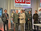 Zu "Allradmännern des Jahres" wurden die Kraftfahrer des Bundesheeres gekürt. General Entacher (Mitte) nahm den Preis von Messedirektor Robert Schneider (l.) entgegen, 4WD-Chefredakteur Helmut Moser (r.) gratulierte.
