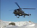 Hubschrauber des Typs Alouette III brachten Futter für eingeschlossene Tiere.