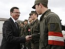 Minister Darabos besucht Soldaten im Assistenzeinsatz.