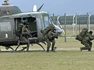 Volle Action: Jagdkommando-Soldaten sitzen aus einer AB-212 ab.