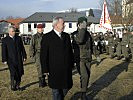 Bürgermeister Primus, Oberst Krasznitzer, Landeshauptmann Dörfler und Brigadier Starlinger beim Abschreiten der Front.