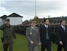 Verteidigungsminister Platter, Bürgermeister Rinösl und Militärkommandant Ebner beim Abschreiten der Front.