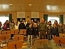 Major Hannes Apfolterer empfängt die Schülerinnen im Probesaal der Militärmusik Tirol