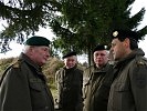 Brigadekommandant Polajnar im Gespräch mit Milizsoldaten.