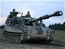 Die Panzerhaubitze M-109A5Ö beim Stellungswechsel ...