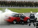 Die Berufsfeuerwehr Graz demonstriert die Bekämpfung eines Fahrzeugbrandes ...