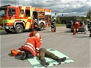 ... während das Rote Kreuz die Opfer eines fiktiven Verkehrsunfalles versorgt.