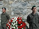 Soldaten des Bundesheeres vor einer neuen Gedenktafel: "Im ewigen Gedenken an alle Opfer von bewaffneten Konflikten am Wege unseres Kontinents zum friedlich vereinten Europa".