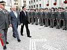 V.l.: General Entacher, LH-Stellvertreter Hiesl und Minister Darabos mit den Absolventen.