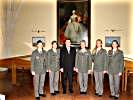 Verteidigungsminister Platter mit den vier weiblichen Leutnanten