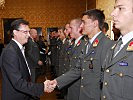 Verteidigungsminister Norbert Darabos gratuliert den jungen Offizieren.