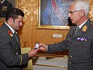 Generalmajor Norbert Sinn überreicht den Akademiering und das Dekret zur bestandenen Truppenoffiziersausbildung.