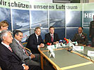 In der Mitte: Vorstandsvorsitzender Rauen und Verteidigungsminister Scheibner.