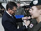 Minister Darabos mit Soldaten der EU-Friedenstruppe in Bosnien.
