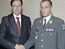 Minister Norbert Darabos mit Oberstleutnant Franz Baumgartner, dem neuen Kommandanten der Milstreife und Militärpolizei.