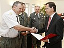 Minister Darabos befördert Willi Theuretsbacher zum Oberst. Brigadier Csitkovits und General Entacher gratulieren.