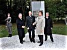 V.l.: LH Josef Pühringer, Nationalratspräsident Andreas Kohl, BM Günther Platter und Bundespräsident Heinz Fischer vor dem Denkmal.