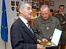Streitkräftekommandant Günter Höfler überreicht Heinz Fischer ein Erinnerungsgeschenk.