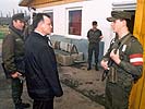 Landeshauptmann Niessl im Gespräch mit einem Grenzsoldaten