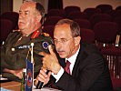 Patrick Nash, ehemaliger Kommandant der EUFOR-Mission im Tschad, l., und Generalmajor Johann Pucher, r., beim Forum.