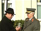 Brigadier Berktold überreicht den Ehrenbecher des Militärkommandos.