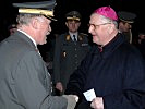 Generalstabschef Edmund Entacher (l.) begrüßt Militärbischof Christian Werner.