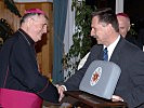 Fliegerwerft-Chef Gerhard Mayerhofer überreicht Bischof Werner den Papstsitz.