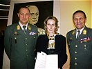 Brigadier Robert Prader mit Frau Dr. Daniela Angetter und ihrem stolzem Vater, Brigadier Ewald Angetter.