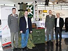 V.l.: Oberst Herwig Müller, Roland Weber (Tetron), Major Martin Heinrich, Mag. Bernd Noggler (Land Tirol) mit dem ausgestellten militärischen Gerät.