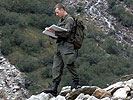 Ein Militär-Geograf während einer Vermessung.
