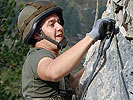 Ein Grundwehrdiener sammelt erste Klettererfahrungen am Fels.