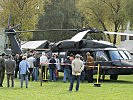 Besucher der Roadshow vor einem "Black Hawk" des Bundesheeres.