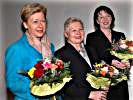 Blumen für die Damen: Landtagspräsidentin Angela Ortner, Abgeordnete zum OÖ Landtag Anna Eisenrauch und Frau Amtsdirektor Karin Raffetseder(v.l.).