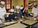 Lehrlinge des Bundesheeres halfen den Kindern beim Keksbacken.