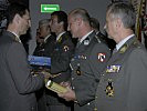 Die geehrten Soldaten erhielten das neue Kontingentsbuch der "Siebenten".