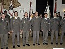 Gruppenfoto der "Soldaten des Jahres 2009" vor den Feldzeichen der Brigade.